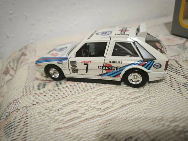 Burago Delta S4 Martini Rally de Montecarlo
Escala