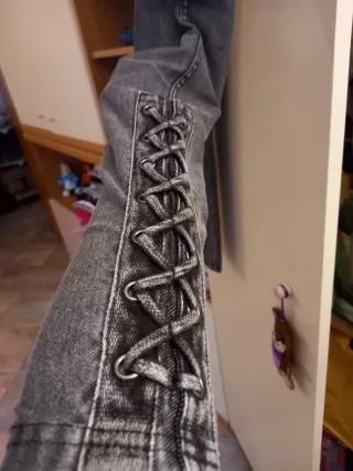 Jeans ragazza neri con lacci sulle caviglie