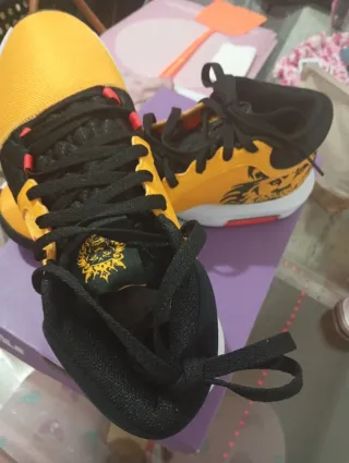 Zapatillas Nike Lebron Amarillas y Negras