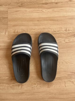 Chanclas Adidas Negras y Blancas