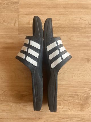 Chanclas Adidas Negras y Blancas