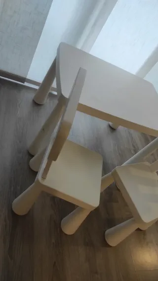 Mesa y 2 Sillas IKEA Niños