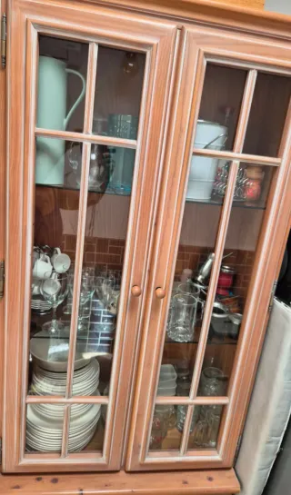 Vitrina de madera y cristal