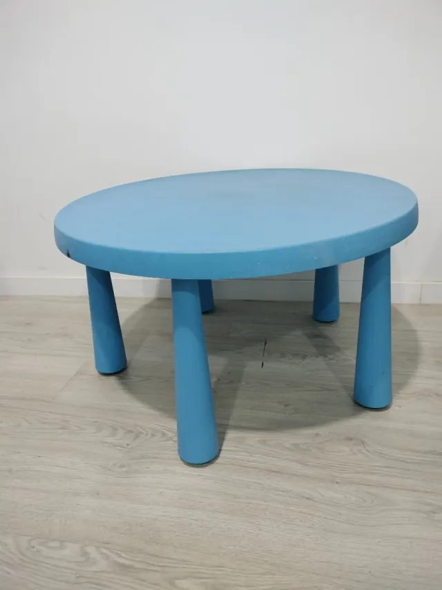 Mesa infantil azul redonda
