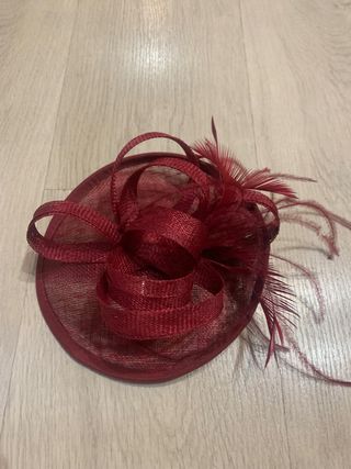 Tocado de fiesta granate 