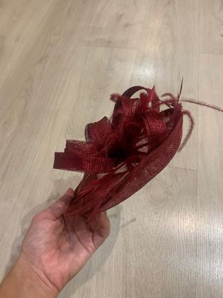 Tocado de fiesta granate 