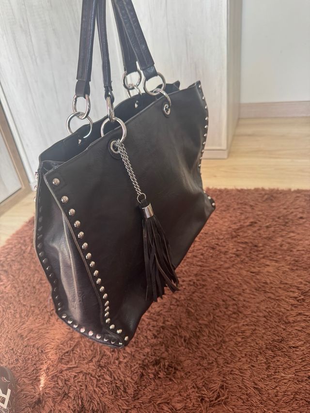 Bolso de mano azul marino con tachuelas