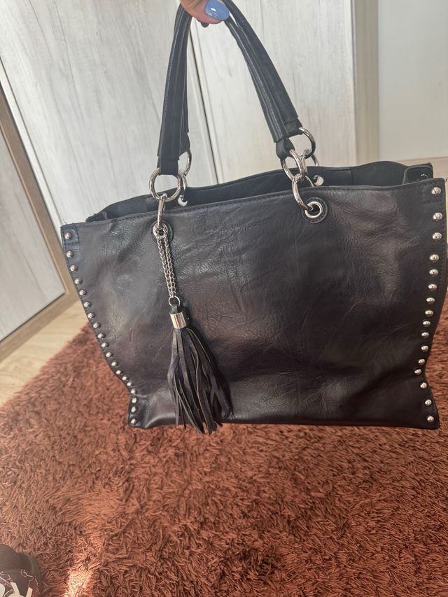 Bolso de mano azul marino con tachuelas