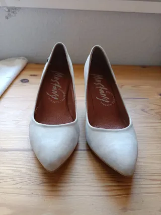 Scarpe beige con tacco alto