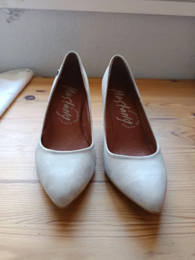 Sapatos bege de salto alto