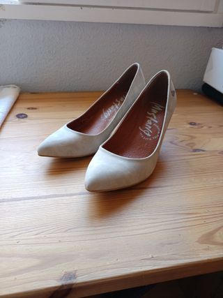 Scarpe beige con tacco alto