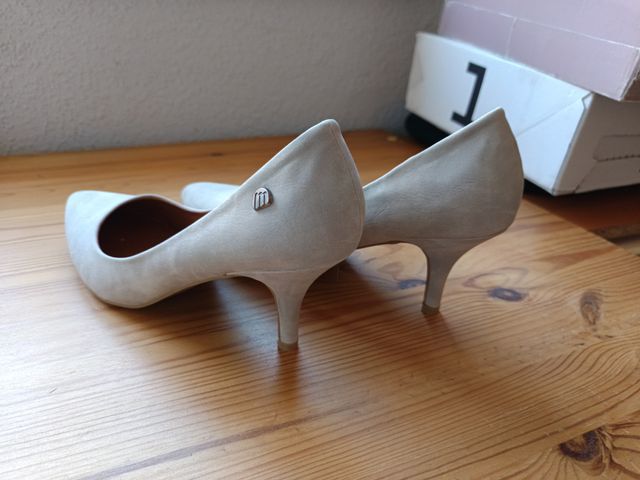 Sapatos bege de salto alto