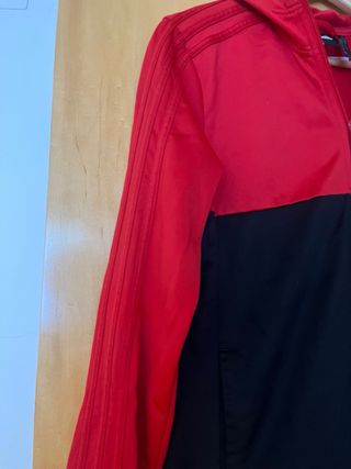 Chaqueta deportiva Adidas roja y negra
