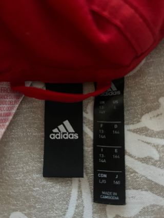 Chaqueta deportiva Adidas roja y negra
