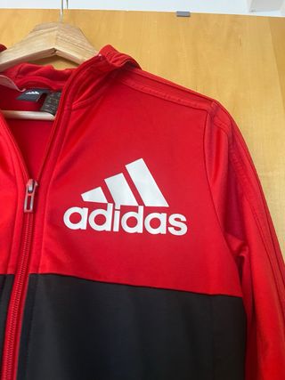 Chaqueta deportiva Adidas roja y negra