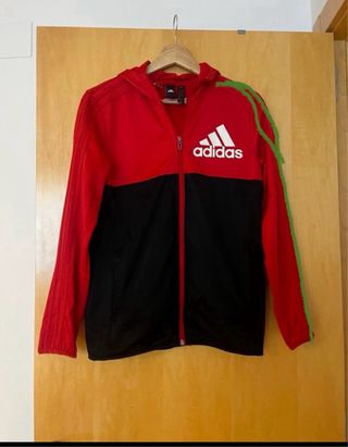Chaqueta deportiva Adidas roja y negra