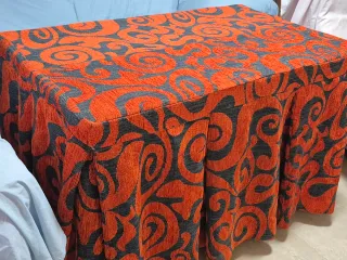 Ropa Camilla  con tapete , cojines .