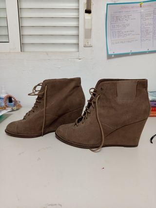 Botines cuña cordones ante marrón