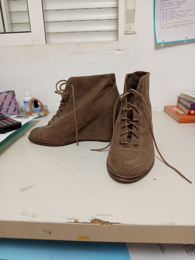 Botines cuña cordones ante marrón