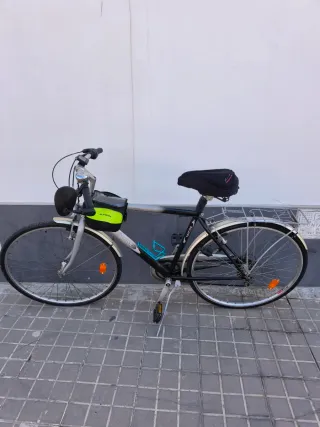 Bicicleta urbana negra y gris con cesta