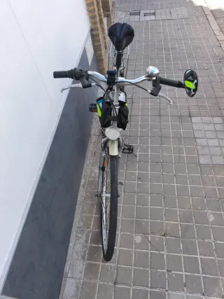 Bicicleta urbana negra y gris con cesta