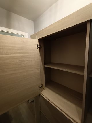 Amplia librería y vitrina de madera y cristal