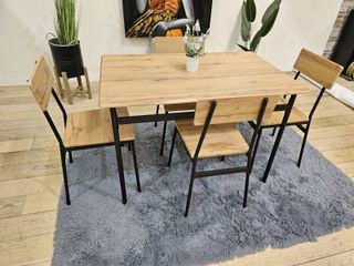 Mesa de comedor de madera y 4 sillas