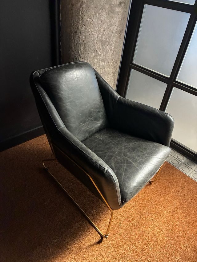 Butaca piel negra con patas doradas