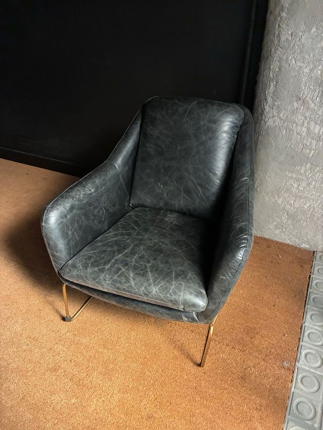 Butaca piel negra con patas doradas