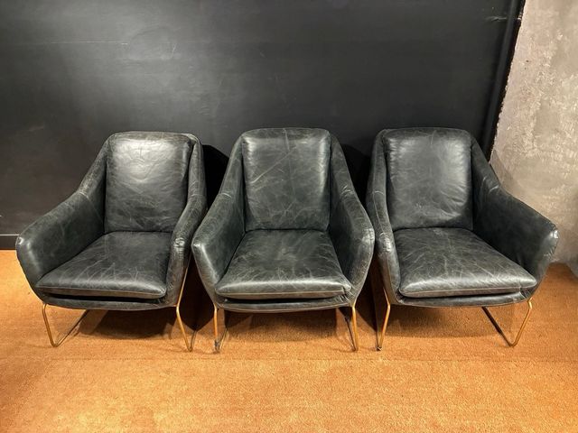 Butaca piel negra con patas doradas