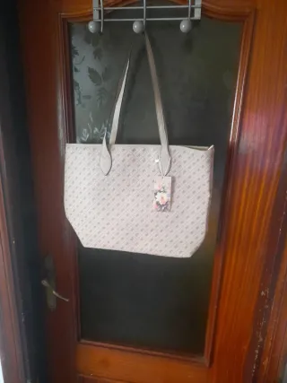 Bolso de mano beige y rosa