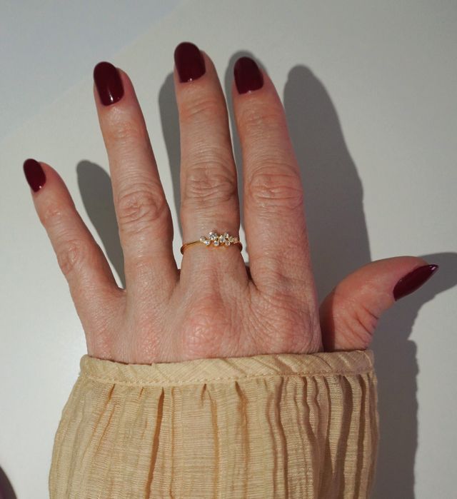 Anel Dourado com Zircônias Brancas