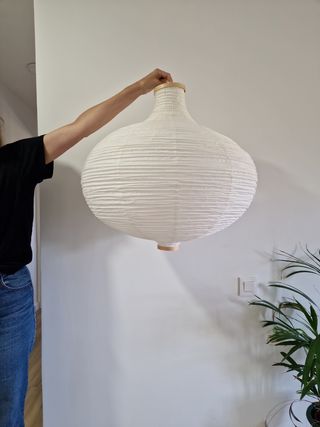 Pantalla de lámpara de papel blanca con aplique
