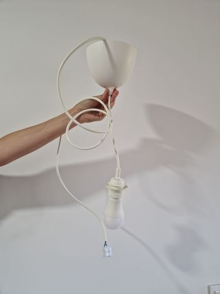 Pantalla de lámpara de papel blanca con aplique