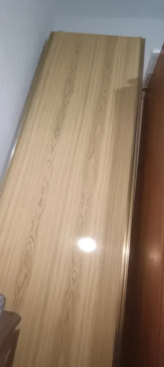 Puerta de armario empotrado madera clara