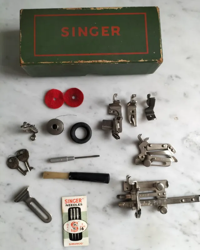 Caja Singer Antigua con lote Repuestos