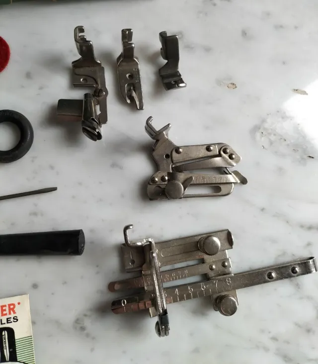 Caja Singer Antigua con lote Repuestos