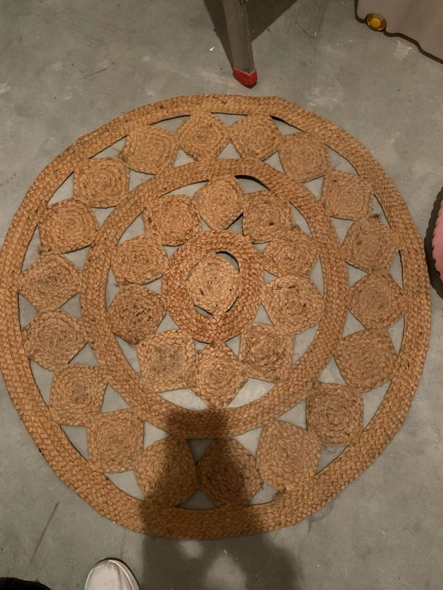 Alfombra redonda de yute tejida.