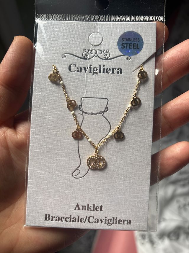 Cavigliera dorata con ciondoli
