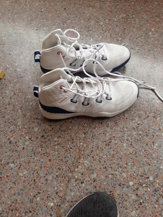 Zapatillas de baloncesto blancas