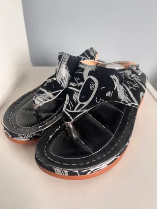 Sandalias negras y plateadas