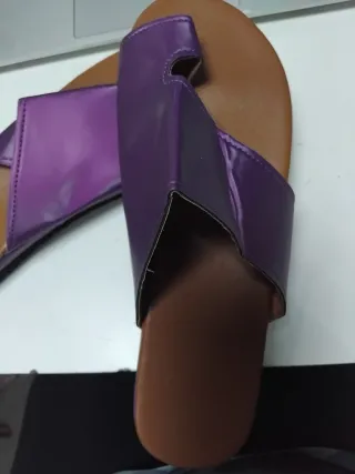 Sandalias moradas brillantes