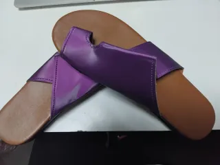 Sandalias moradas brillantes