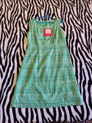 Traje de mujer verde con bordados
