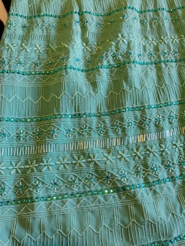 Traje de mujer verde con bordados