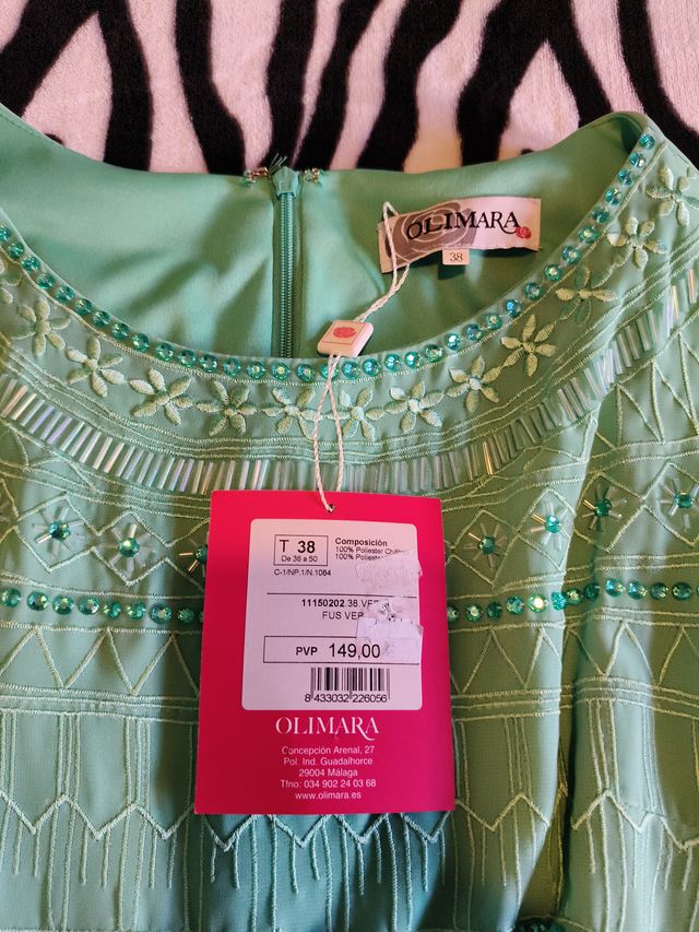 Traje de mujer verde con bordados