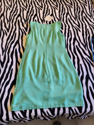 Traje de mujer verde con bordados