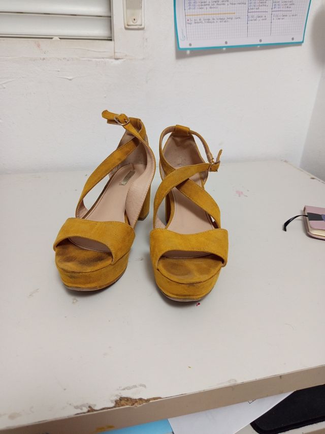 Sandalias tacón amarillas