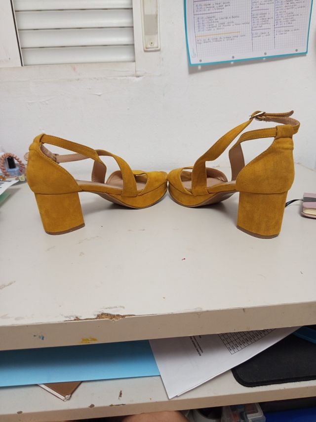 Sandalias tacón amarillas