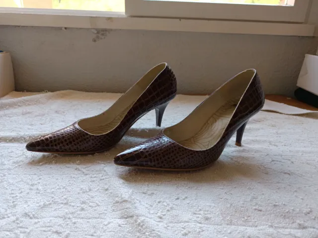 sapatos de salto alto em couro de coco castanho